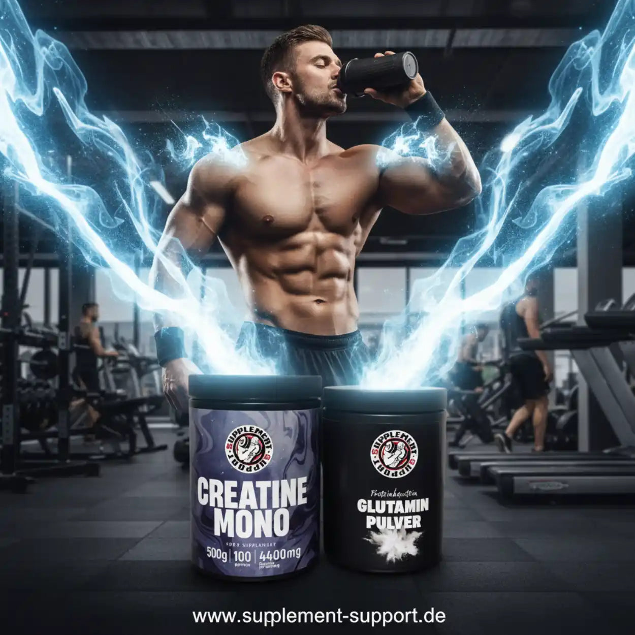 Muskulöser Mann im Fitnessstudio trinkt Protein-Shake neben Creatine Mono & Glutamin Pulver Dosen