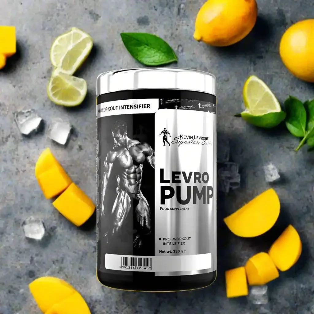 Levro Pump Trainingsbooster 360g Dose vor Zitronen, Mango und Eiswürfeln auf dunklem Hintergrund