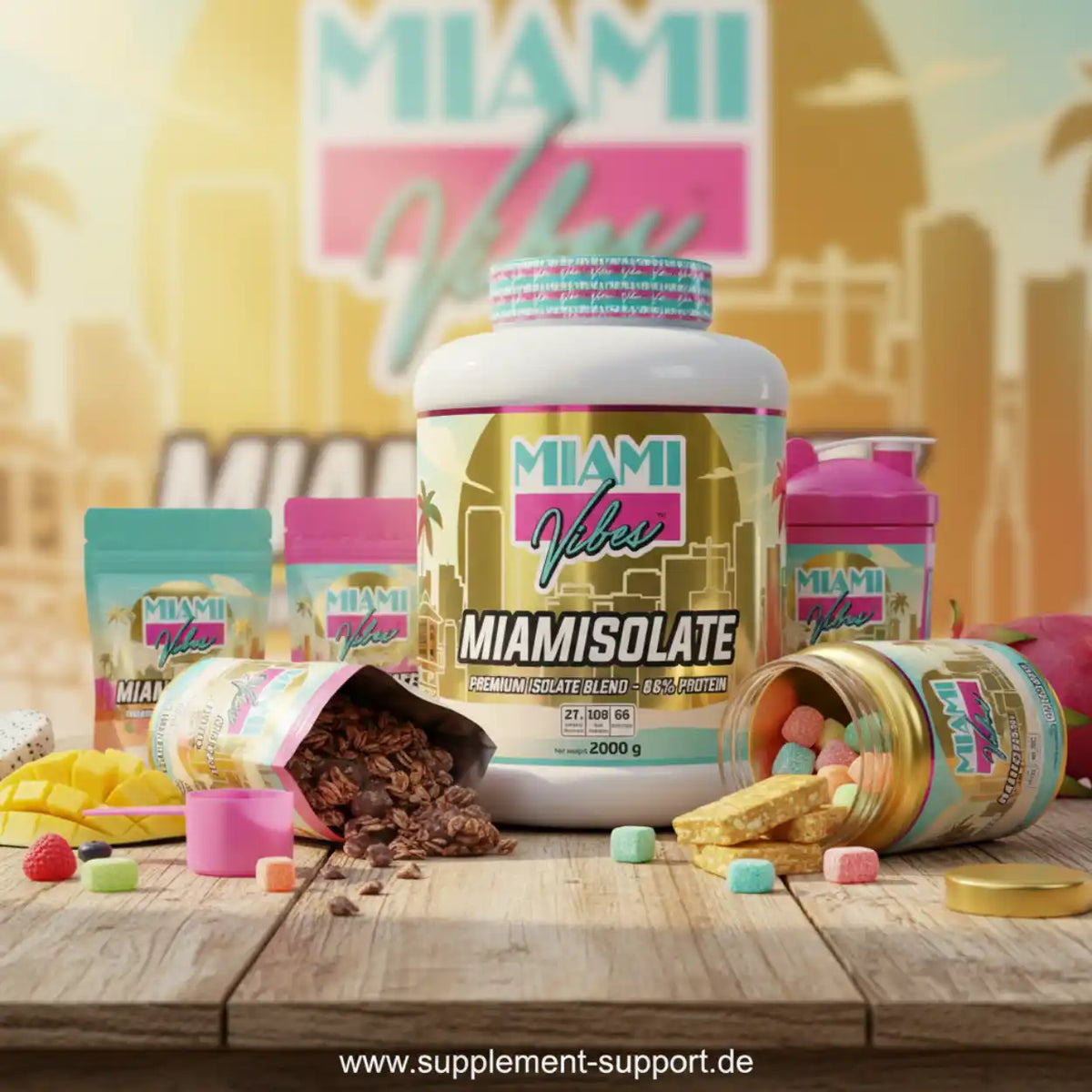 MIAMI VIBES MiamIsolate Protein-Pulver 2000g mit Zubehör auf einem Holztisch