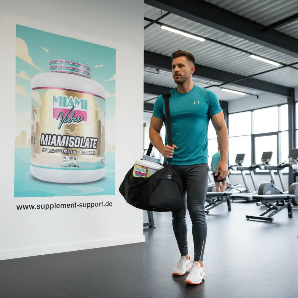 Muskulöser Mann mit Sporttasche im Fitnessstudio vor einem MIAMI VIBES MiamIsolate Poster.