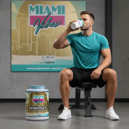 Mann trinkt MIAMI VIBES MIAMISOLATE Proteinshake neben einer 2000g Dose im Fitnessstudio.