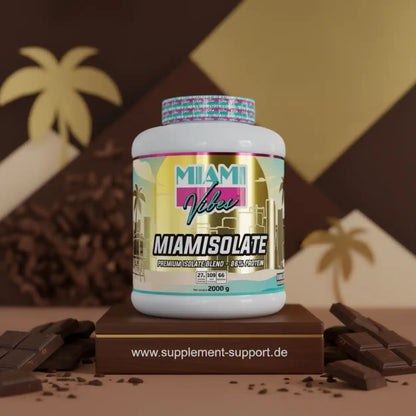 MIAMI VIBES Miamisolate Protein-Pulver, 2000g Dose auf Podest mit Schokoladenstücken