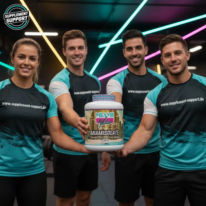 Vier Sportler präsentieren das MIAMI VIBES Miamisolate Protein-Pulver im Fitnessstudio.