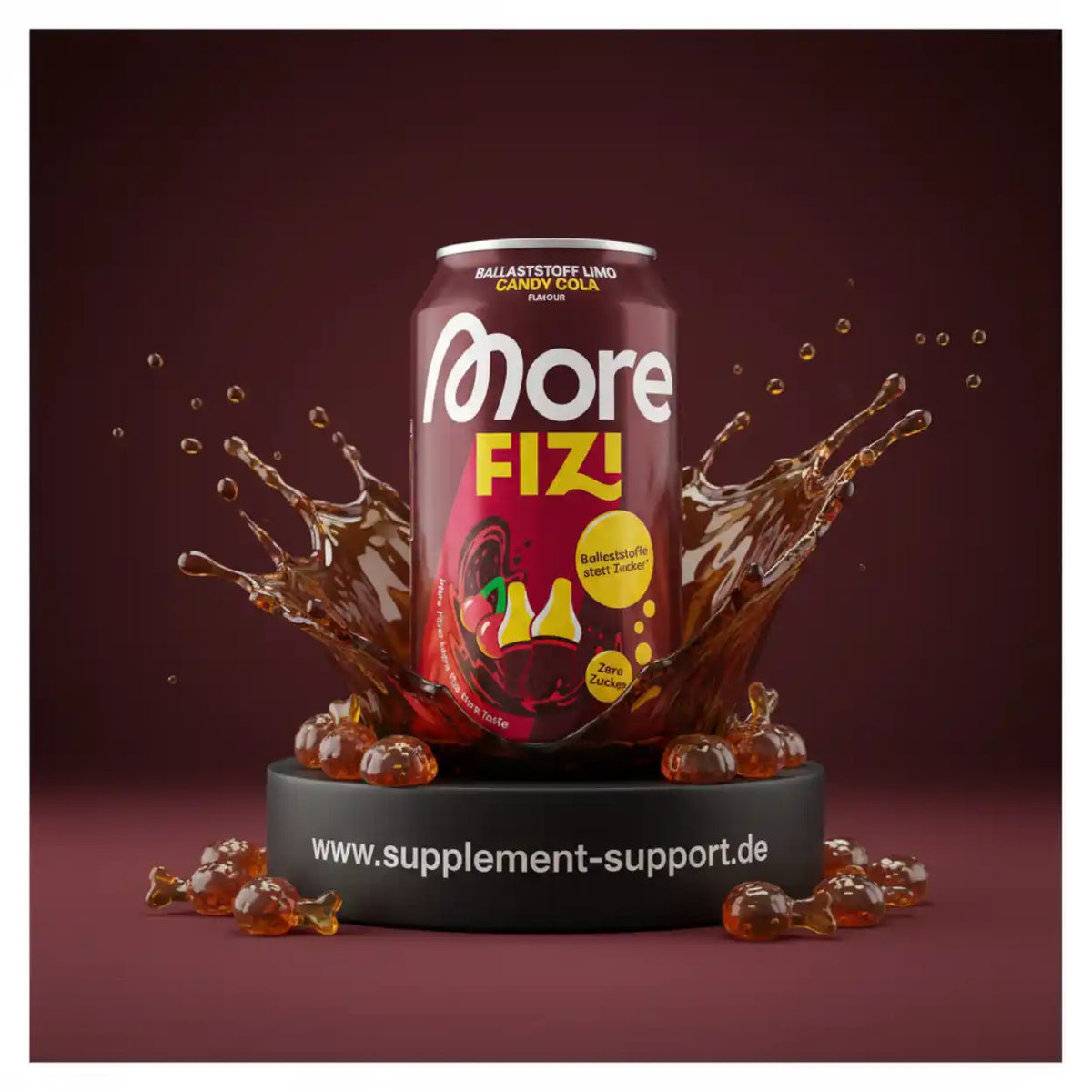 More Fiz! Candy Cola Getränkedose mit spritzender Cola und Süßigkeiten auf dunklem Hintergrund