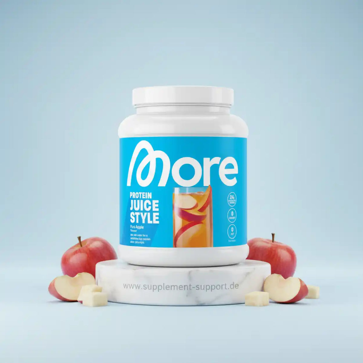 More Protein Juice Style Apfel Proteinpulver Dose mit frischen Äpfeln auf weißem Podest