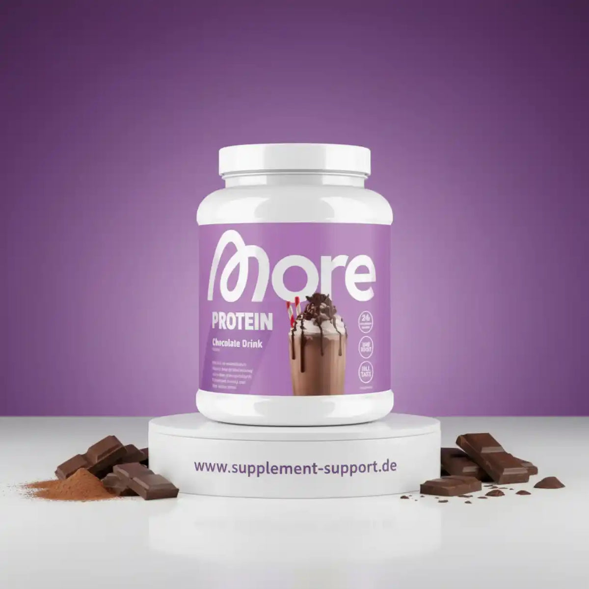 Weiße Dose More Protein Schokoladengetränk auf einem Podest mit Schokoladenstücken.