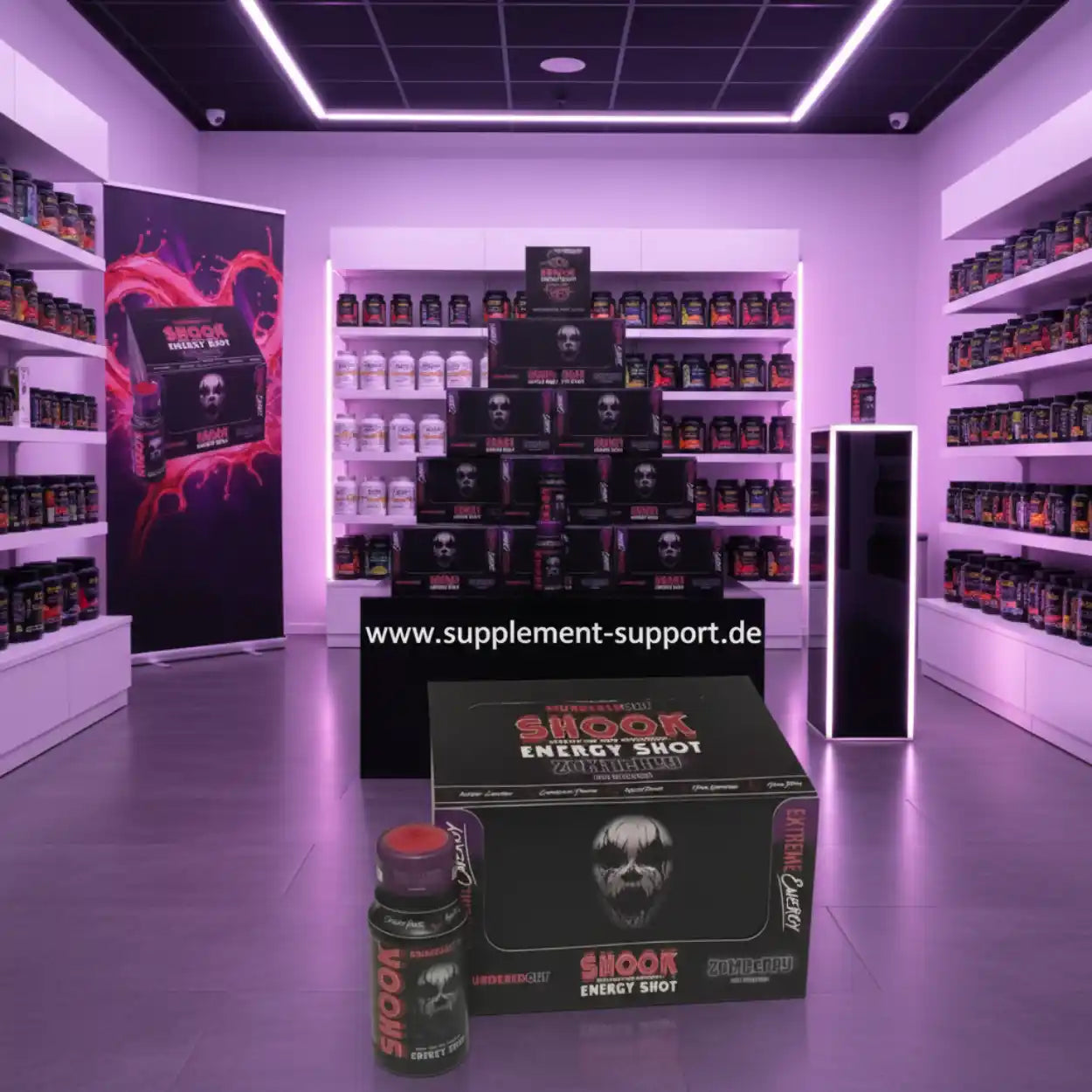 SHOOK Energy Shot im modernen Supplement-Shop mit leuchtenden Regalen und Produkten