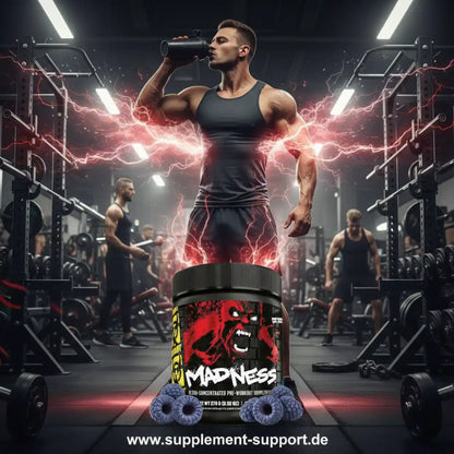 Muskulöser Mann im Fitnessstudio mit MADNESS Pre-Workout Supplement Dose