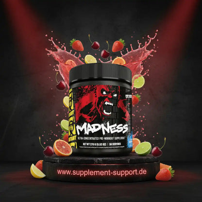 Madness Ultra-Concentrated Pre-Workout Supplement Dose mit Früchten auf dunklem Hintergrund