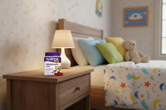 Natrol Kids Melatonin 1mg Beeren-Gummies auf Nachttisch im Kinderzimmer, Nahrungsergänzung