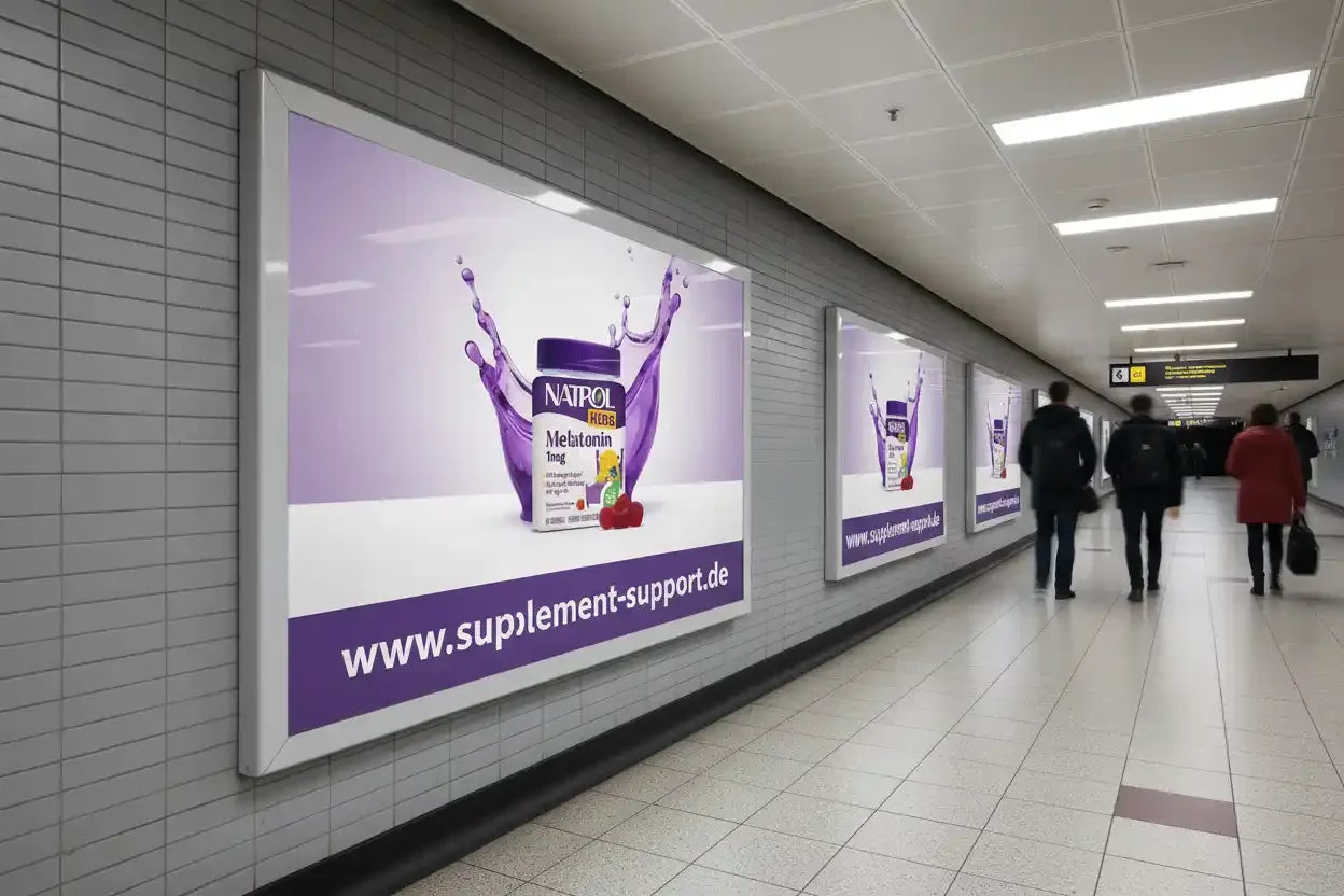 NATROL Melatonin 1mg Werbung im U-Bahnhof – Nahrungsergänzungsmittel für besseren Schlaf