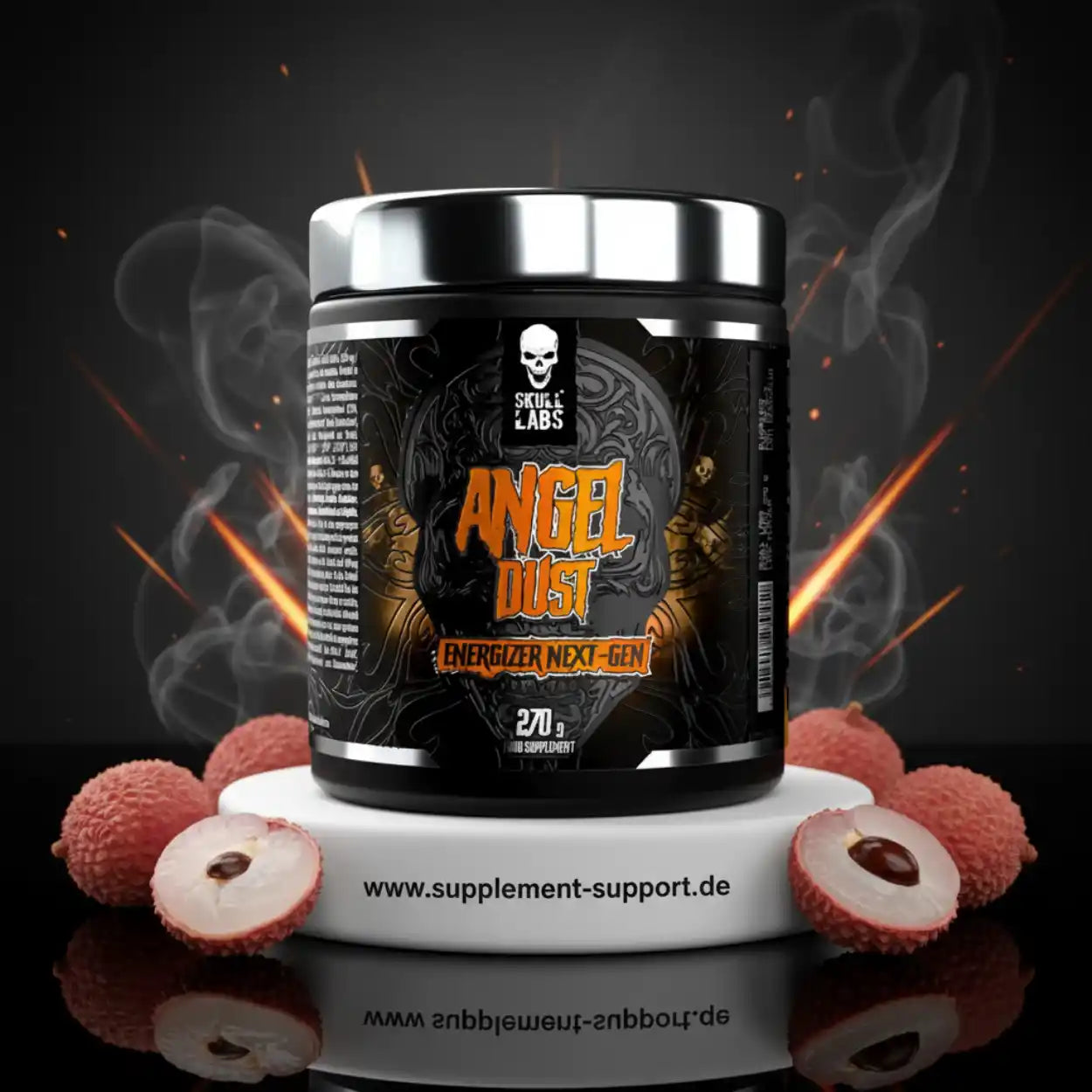 Angel Dust Energizer Next-Gen von Skull Labs, 270g, umgeben von Lychees auf schwarzem Hintergrund