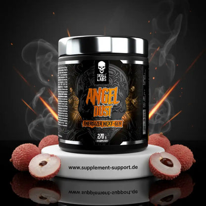 Angel Dust Energizer Next-Gen von Skull Labs, 270g, umgeben von Lychees auf schwarzem Hintergrund