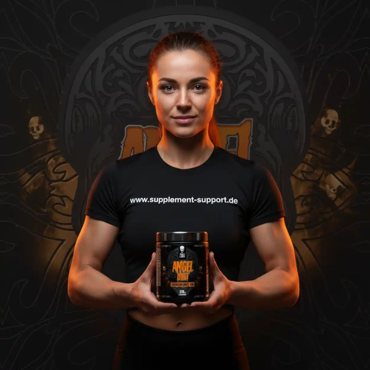 Frau hält Angel Dust Pre-Workout Supplement, hochwertige Sportnahrung für Fitness und Muskelaufbau
