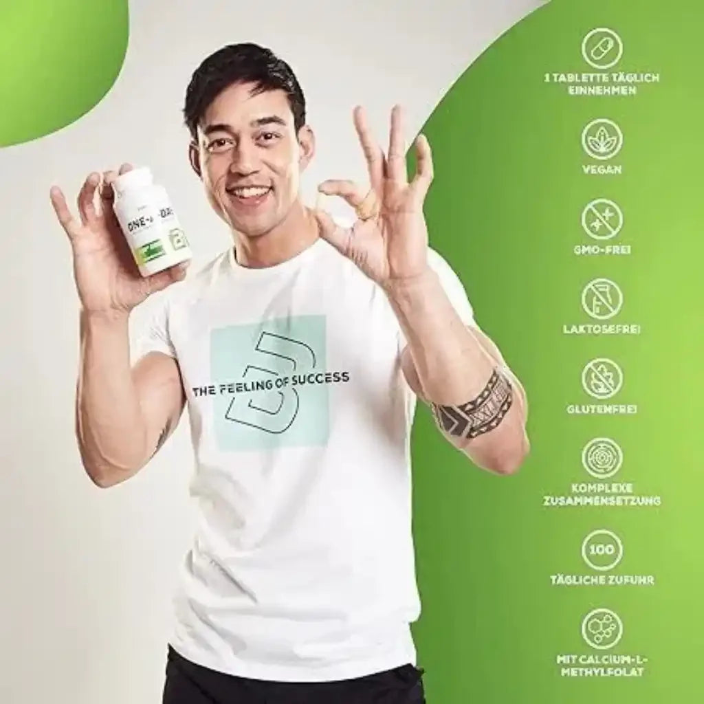 Mann hält One A Day Multivitamin Tabletten, vegan, glutenfrei, laktosefrei, grüner Hintergrund