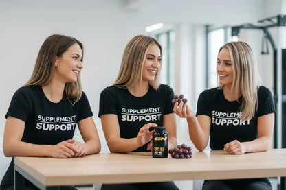 Drei Frauen mit Supplement Support Shirts, Trauben und Nahrungsergänzungsmittel in Fitnessumgebung
