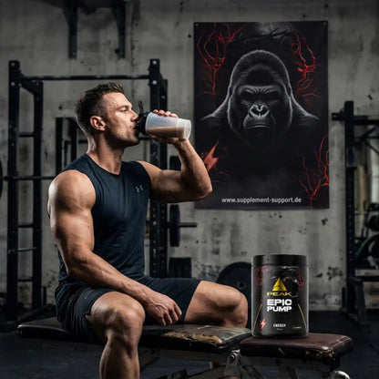 Muskulöser Mann trinkt Shake im Fitnessstudio neben PEAK EPIC PUMP Booster Dose.