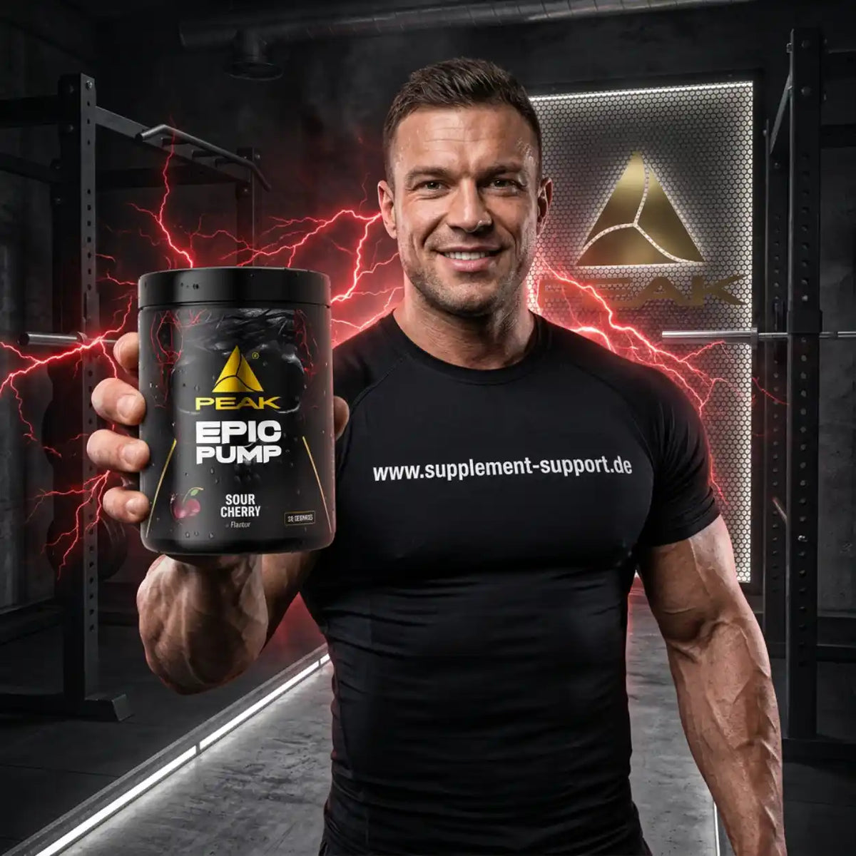 Muskulöser Mann hält eine Dose PEAK EPIC PUMP in einem Fitnessstudio mit Blitzeffekten.