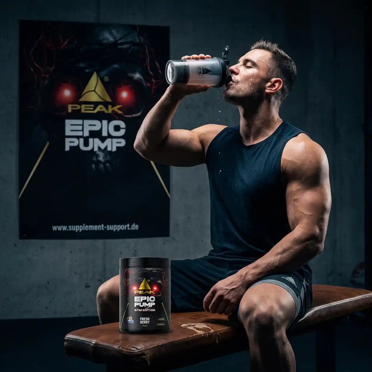 Muskulöser Mann trinkt aus Shaker neben einer Dose PEAK EPIC PUMP im Fitnessstudio.