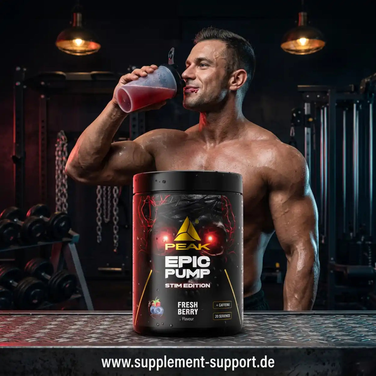 Muskulöser Mann trinkt aus Shaker neben einer Dose PEAK Epic Pump Stim Edition Fresh Berry.