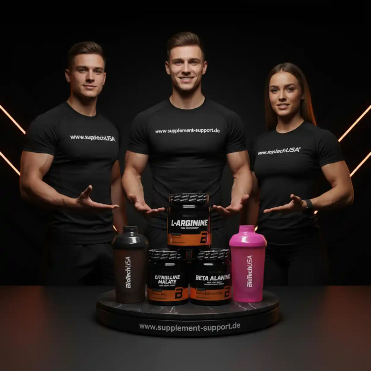 Drei Fitness-Models präsentieren BioTechUSA Nahrungsergänzungsmittel wie L-Arginin und Beta-Alanin.