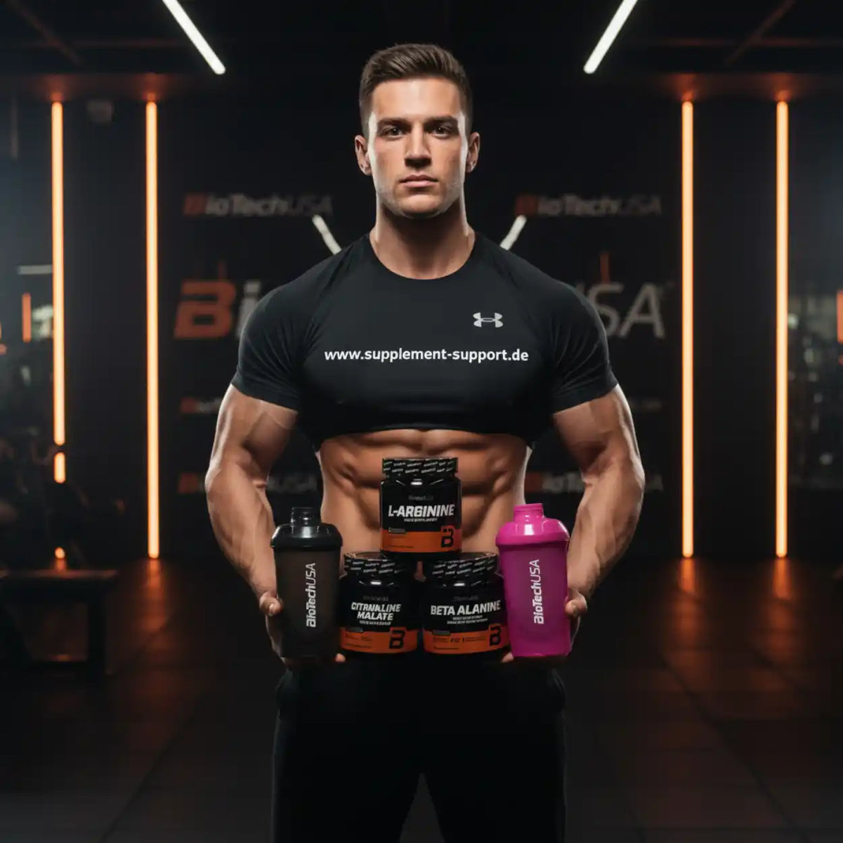 Muskulöser Mann in einem Fitnessstudio mit BioTechUSA L-Arginin und anderen Sportnahrungsmitteln.