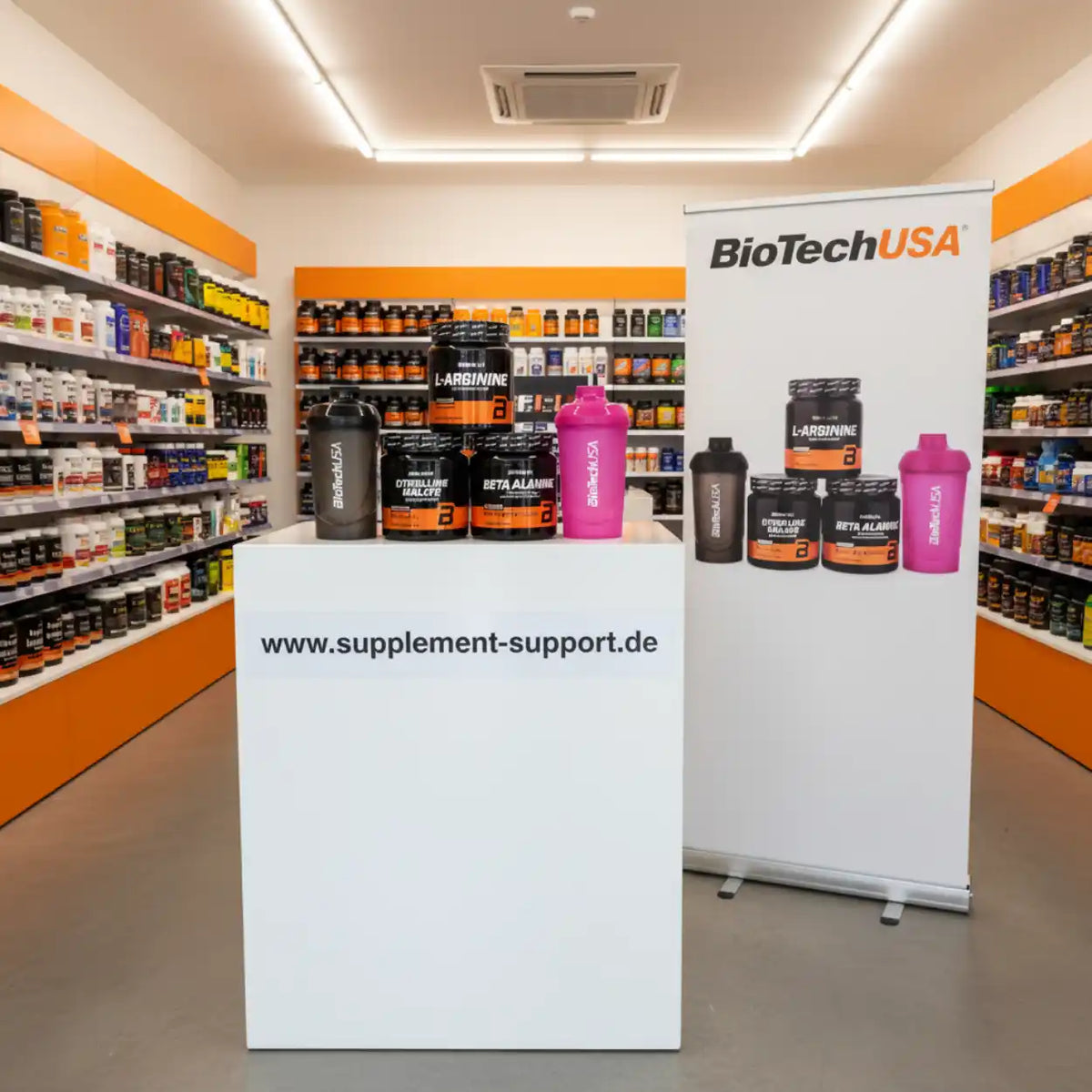 BioTechUSA Sportnahrung Produkte auf einem weißen Display-Podest in einem Supplement-Shop