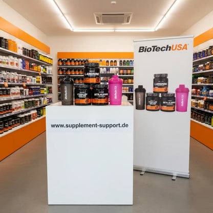 BioTechUSA Sportnahrung Produkte auf einem weißen Display-Podest in einem Supplement-Shop