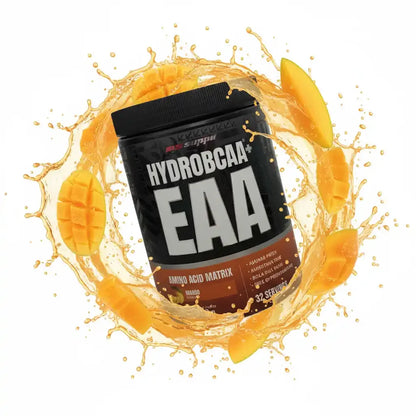 HydroBCAA+ EAA Aminosäuren Matrix mit Mango-Geschmack, umgeben von frischen Mangostücken und Spritzern
