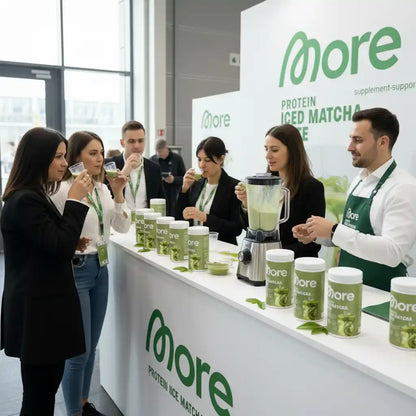 Protein Iced Matcha von more – Nahrungsergänzungsmittel probieren auf Messestand