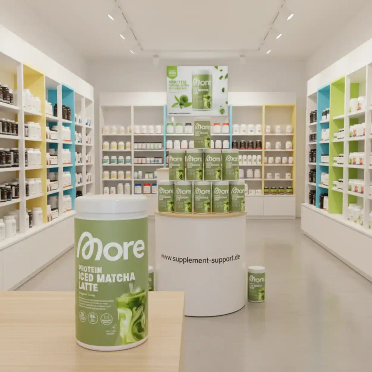 More Protein Iced Matcha Latte in Supplement-Store mit Regalen voller Nahrungsergänzungsmittel