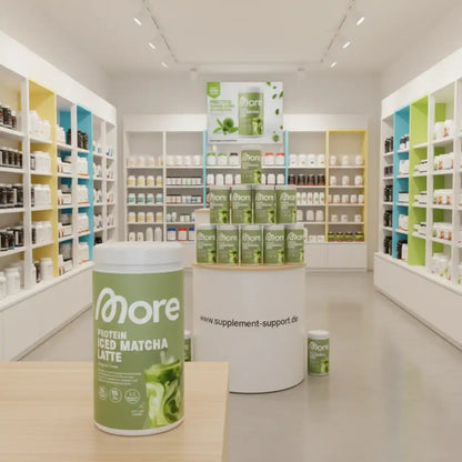 More Protein Iced Matcha Latte in Supplement-Store mit Regalen voller Nahrungsergänzungsmittel