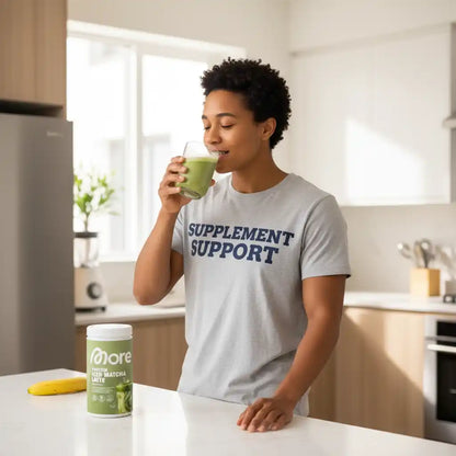 Frau trinkt grünen Protein-Matcha-Latte in der Küche, Nahrungsergänzungsmittel für Sport & Gesundheit