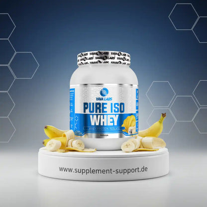 Pure ISO Whey Protein Isolate Banane von Yava Labs, umgeben von frischen Bananen auf Podest