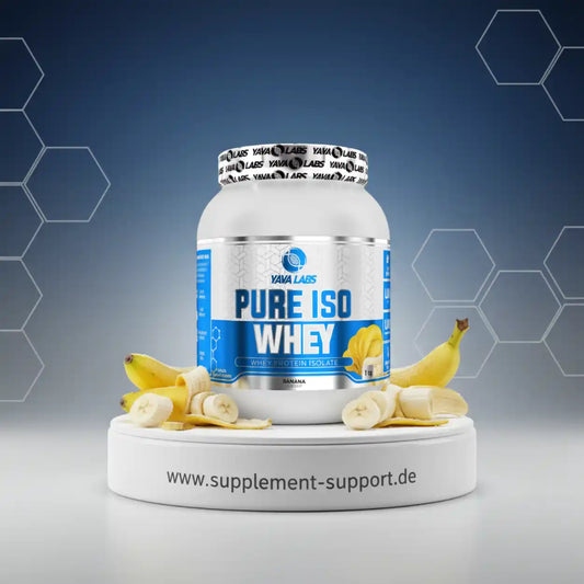Pure ISO Whey Protein Isolate Banane von Yava Labs, umgeben von frischen Bananen auf Podest