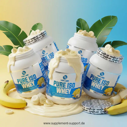 Pure Iso Whey Protein Isolat Banane von Yaya Labs mit frischen Bananenscheiben und tropischen Blättern