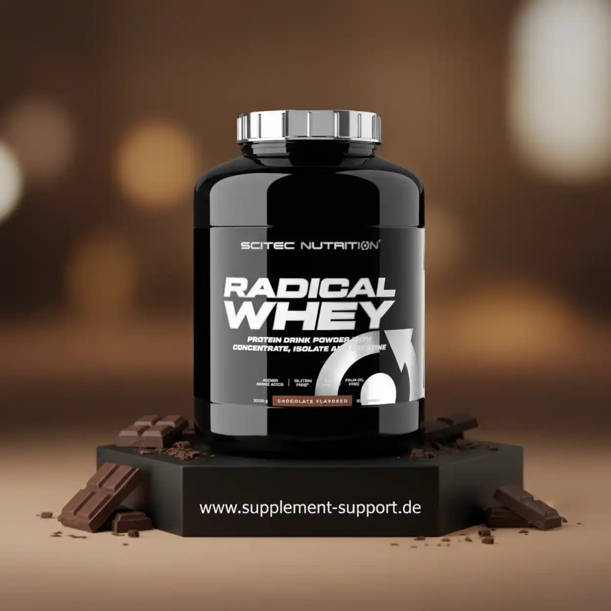 Radical Whey Schoko-Proteinpulver 2000g von Scitec Nutrition, umgeben von Schokolade, Supplement Support