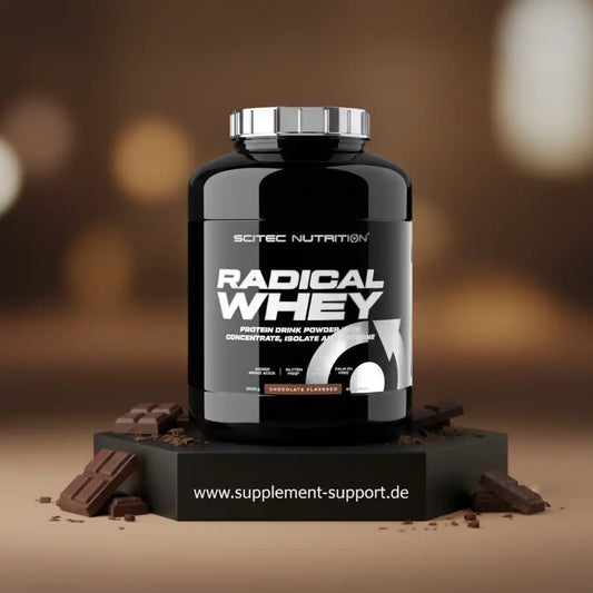 Radical Whey Schoko-Proteinpulver 2000g von Scitec Nutrition, umgeben von Schokolade, Supplement Support