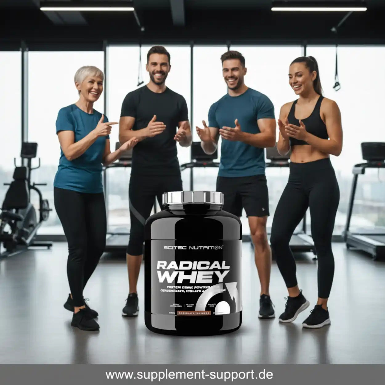 Gruppe Sportler im Fitnessstudio mit Scitec Nutrition Radical Whey Proteinpulver, www.supplement-support.de
