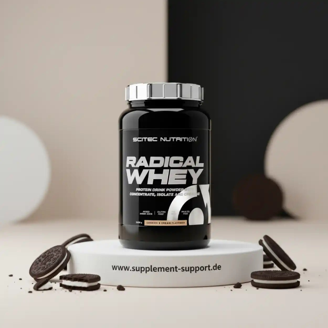 Radical Whey Cookies & Cream Proteinpulver Dose auf Podest mit Keksen, Supplement Support