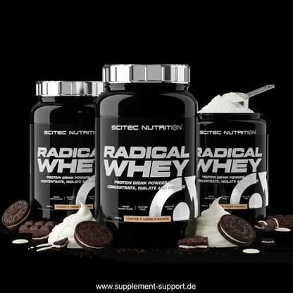 Radical Whey Cookies & Cream Proteinpulver, schwarze Dosen, Kekse und Milch vor schwarzem Hintergrund