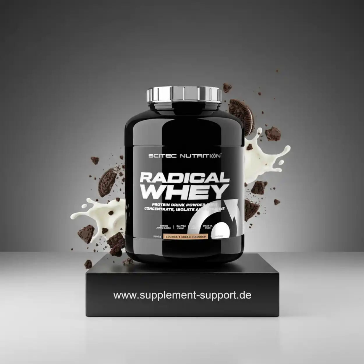 Radical Whey Protein Cookies & Cream, 2000g, vor grauem Hintergrund, Supplement Support