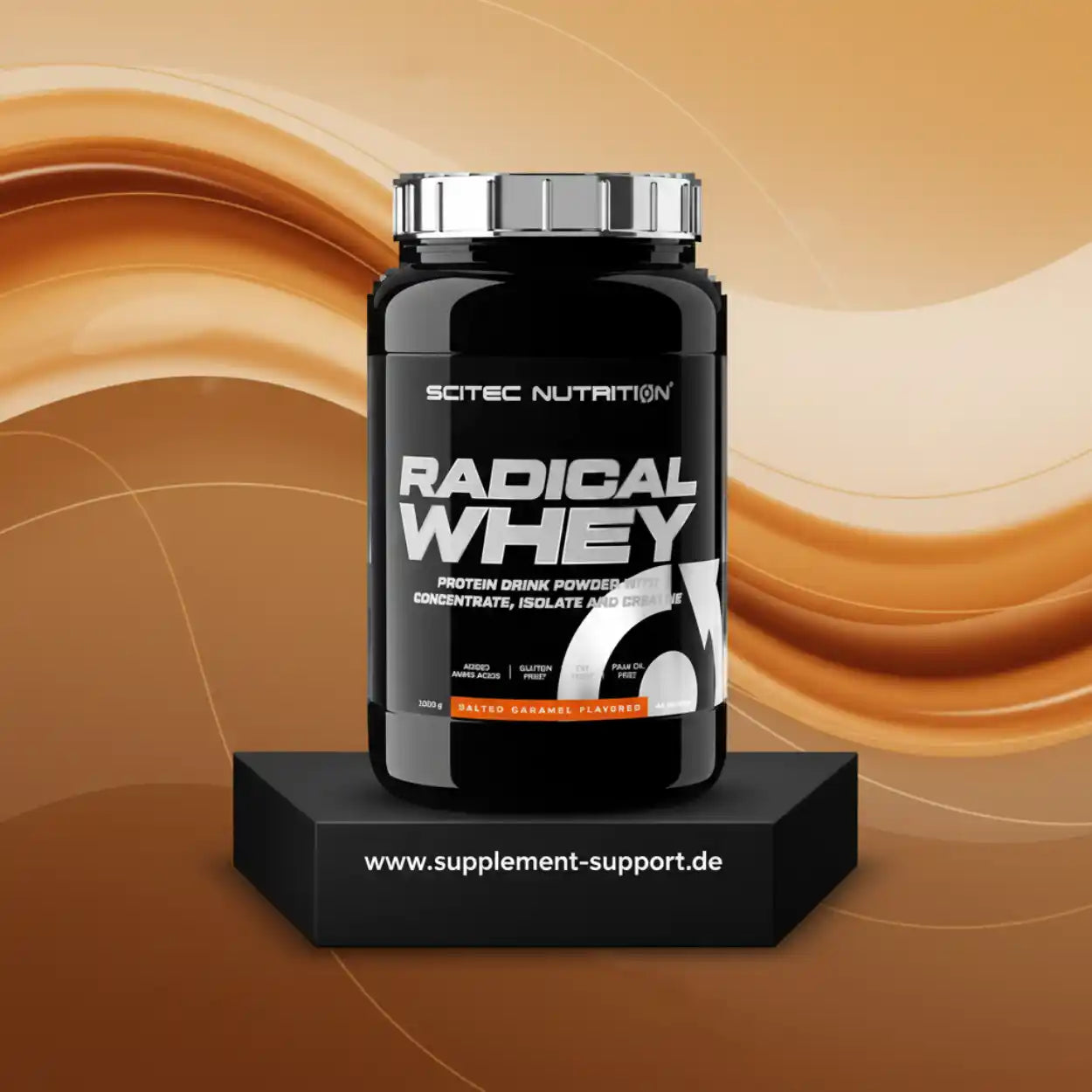 Radical Whey Proteinpulver Salted Caramel von Scitec Nutrition auf Podest, Supplement Support