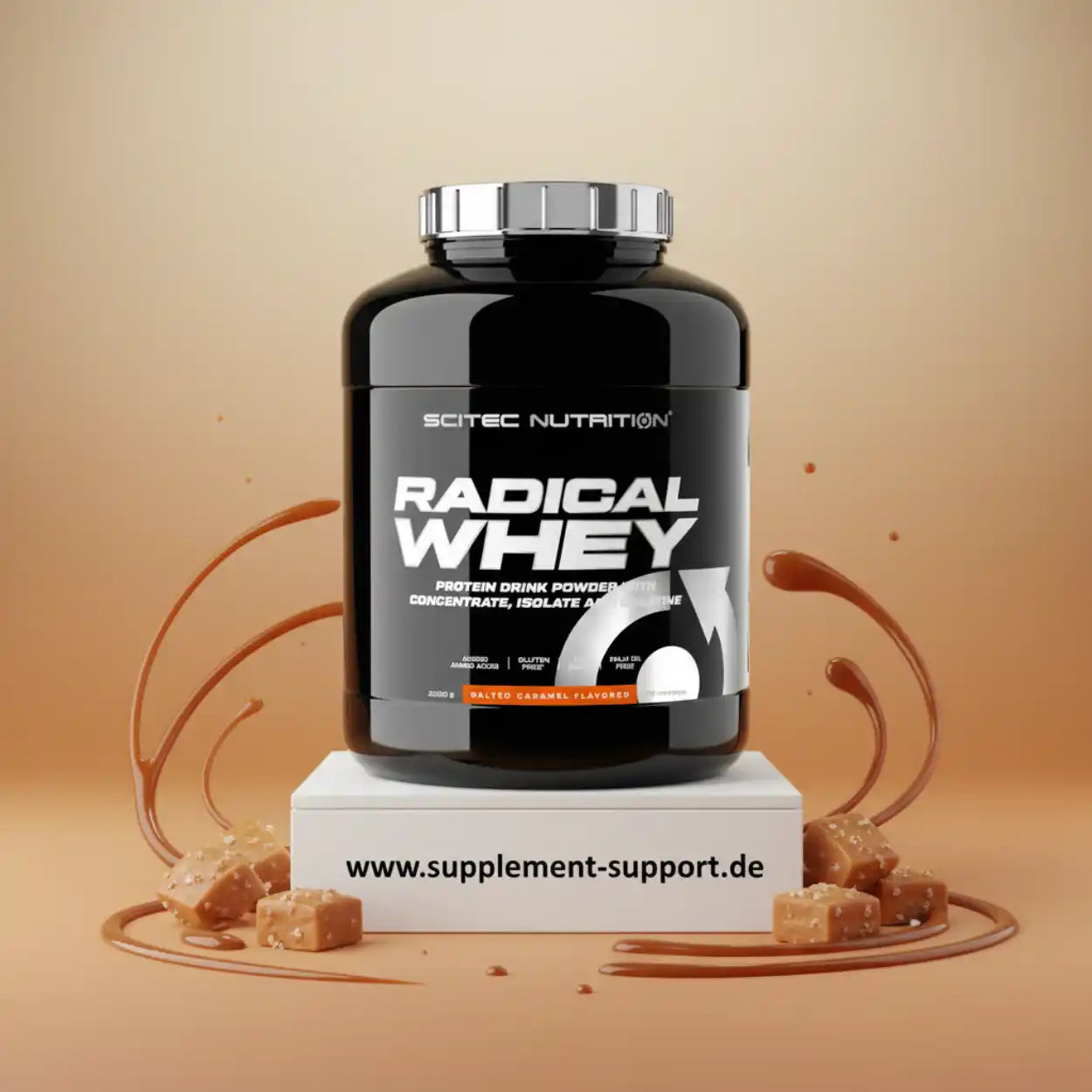 Scitec Nutrition Radical Whey Salted Caramel Proteinpulver 2000g auf Supplement Support, umgeben von Karamellstücken