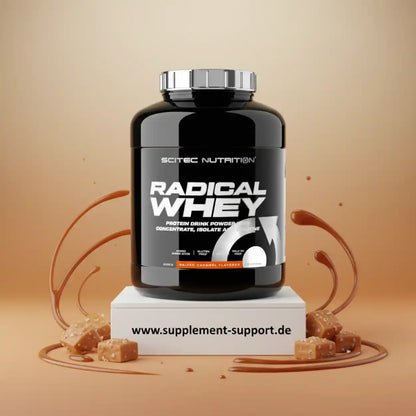 Scitec Nutrition Radical Whey Salted Caramel Proteinpulver 2000g auf Supplement Support, umgeben von Karamellstücken