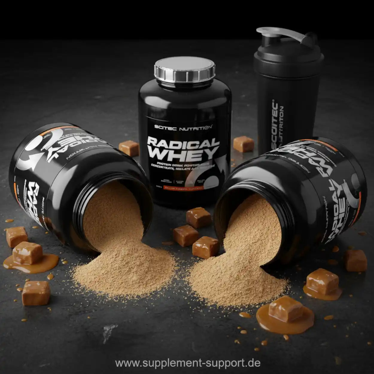 Radical Whey Protein Salted Caramel Pulver, offene Dosen, Shaker und Karamellstücke