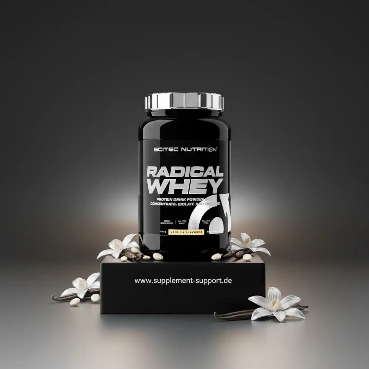 Radical Whey Protein Vanille von Scitec Nutrition, Supplement Support, dekoriert mit Vanilleblüten
