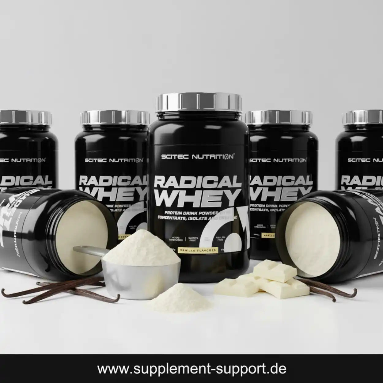 Radical Whey Vanille Proteinpulver von Scitec Nutrition, mehrere Dosen, Pulver, Vanilleschoten und weiße Schokolade auf weißem Hintergrund, erhältlich bei Supplement Support.