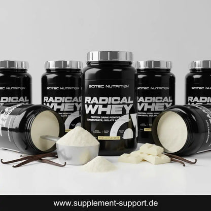 Radical Whey Vanille Proteinpulver von Scitec Nutrition, mehrere Dosen, Pulver, Vanilleschoten und weiße Schokolade auf weißem Hintergrund, erhältlich bei Supplement Support.