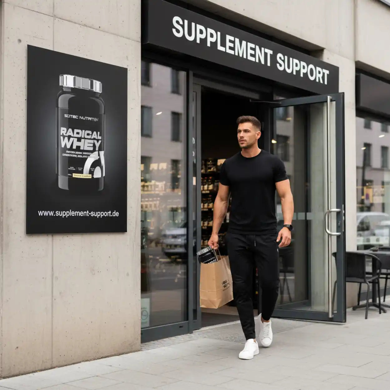 Mann verlässt Supplement Support Geschäft mit Einkaufstüte, Proteinpulver-Poster an der Wand